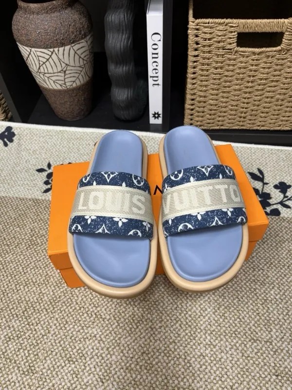 P320💰[New model] Long-term availability, 2025 new model, couple model [LOUlS VUlTTON] comes with drawer box, bag, card, invoice "Louis Vuitton ~ unique modern sandals. 》LV counter purchasing 🏃Men's and women's casual slippers, sold at the same time at the counter, the original old flower material upper is soft and comfortable, (refuses to discolor and rub the feet) sole: original factory special combination original sole, code number: 35--46 4 multiple colors 🉑️ to choose from
